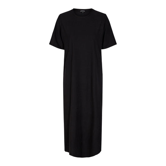 FORUDBESTILLING // Liberté - Alma T-shirt Dress SS, 9562 - Black (Levering ca. uge 19/20)