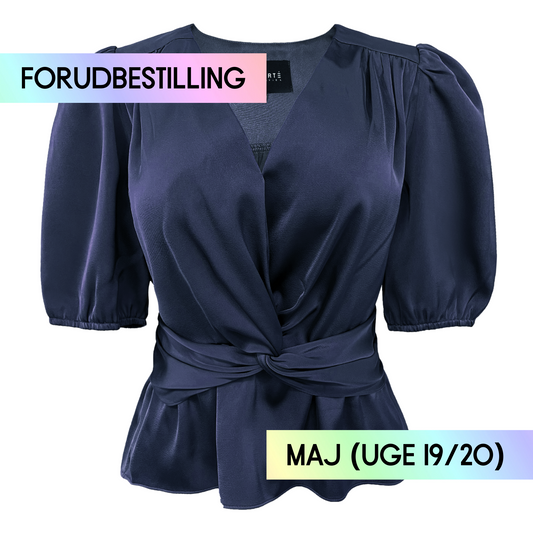 FORUDBESTILLING // Liberté - Tiki SS Twist Blouse, 22205 - Midnight Navy (Levering ca. uge 19/20)