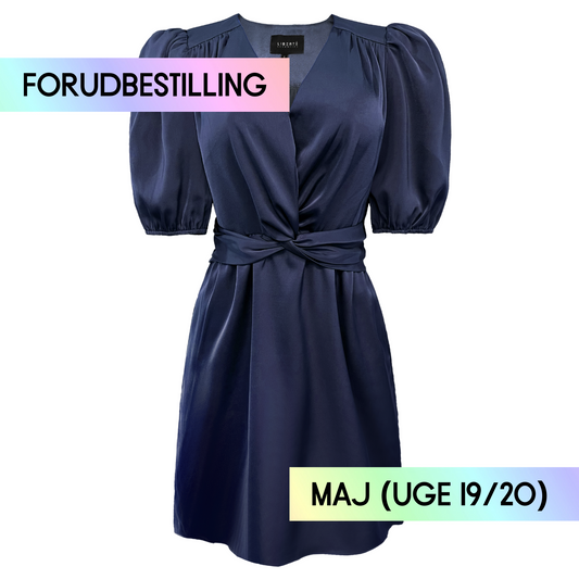 FORUDBESTILLING // Liberté - Tiki SS Twist Dress, 22206 - Midnight Navy (Levering ca. uge 19/20)