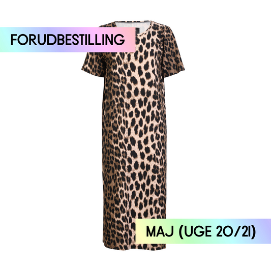 FORUDBESTILLING // Liberté - Alma T-shirt Dress SS, 9562 - Big Lux Leo Fossil (Levering ca. uge 20/21)