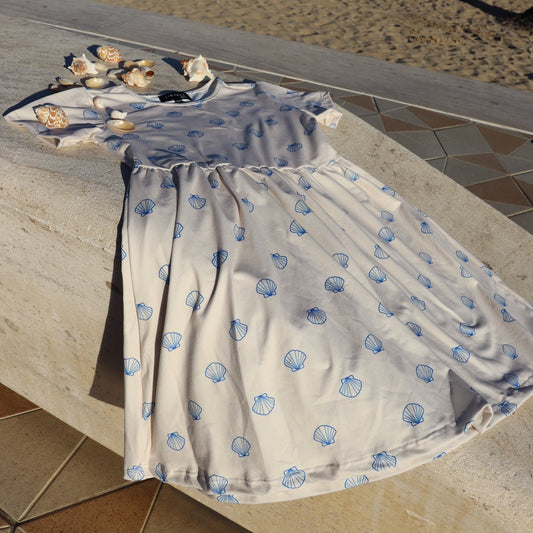 FORUDBESTILLING // Liberté - Alma KIDS Babydoll Dress SS, 9652 - Ivory Cobolt Shell (Levering ca. uge 21/22)